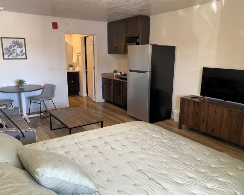 1-bedroom suite on 1st Fl. in Green River with AC, WiFi, a kitchen and laundry. Hotels in Green River