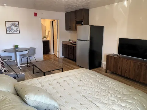 1-bedroom suite on 1st Fl. in Green River with AC, WiFi, a kitchen and laundry.