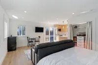 New Modern Guesthouse Retreat near Berkeley & SF - King Bed, AC, Standing Desk