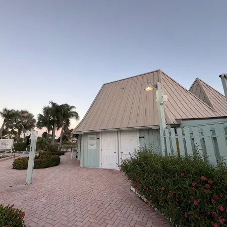 Beach Access 3-bedroom apartment in tranquil Jupiter, Pool, AC, Park, Wifi.