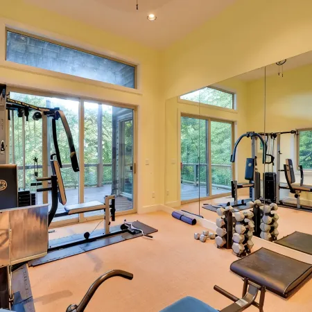 Charming 4-bedroom chateau with WiFi, fitness room in lovely Dillard.