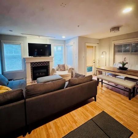 Executive central Nanaimo townhouse close to all amenities