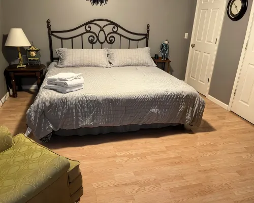 #03 Downtown double couple retreat with king beds. Hotels in Lorain