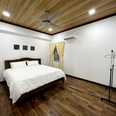 {Free Wifi}Spacious Wooden TOP Floor Apartment