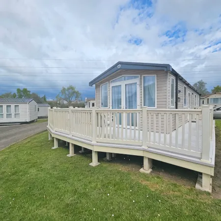 Freesia 3 Bedroom Modern Caravan Rockley Park, Poole Harbour, Dorset. Dogs free.