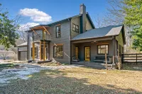 Historic 6 Bedroom Luxury Home Walking Distance to Downtown Jasper! - ブティック