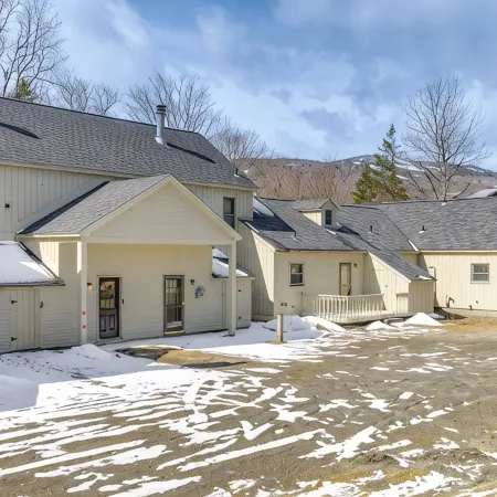 3 min to Mt Snow & FREE Shuttle! Family-Size fun, Wood Fireplace, Arcades.