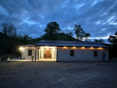 Rippling Waters! 3 BD 2.5 BA Riverfront Home, 8 min. from airport.  Sleeps 11. - Boutique