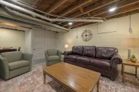 Charming 2-bedroom cottage with WiFi, AC in lovely Pella