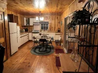 Cozy cabin in charming Kenoza Lake with WiFi, AC, pond,fire pit, lotof amenities Hotels in Delaware