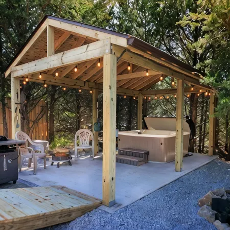 Cute European Bungalow Cabin w/Hot Tub. 1 Double Bed
