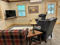 Shady Pines Cottage; A Charming 2-Bedroom Cottage. Pet-Friendly! - 民泊