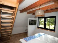 A Picturesque Thatched-Roof House Set in a Large Park-Like Garden - Wifi