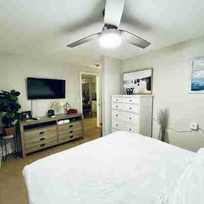 Waterfront Resort Condo – Clearwater Beaches & Honeymoon Island, Sunset, Bikes Rooms