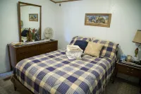 Lake front retreat, covered boat dock, large deck , fenced play area, RV parking - Homestays