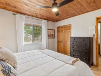 Comfy, Cozy Cabin in the Mountains with a large front porch. Pet-Friendly! 헤버 호텔