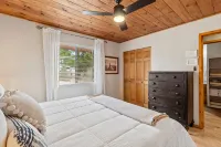 Comfy, Cozy Cabin in the Mountains with a large front porch. Pet-Friendly!