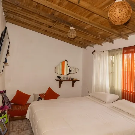 CASA ACOGEDORA DE DOS DORMITORIOS, COMPLETAMENTE AMOBLADA.