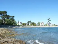 apartment on the ground floor of a villa, directly by the sea - Homestays