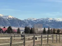 Cozy Log-beamed cabin near Yellowstone and Ennis’ World class  Madison River - WiFi