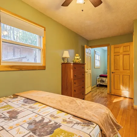 Lakeside Cabin: Private Dock - Canoe & Kayaks - HotTub -PetFriendly -Arcade Game