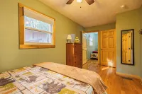 Lakeside Cabin: Private Dock - Canoe & Kayaks - HotTub -PetFriendly -Arcade Game