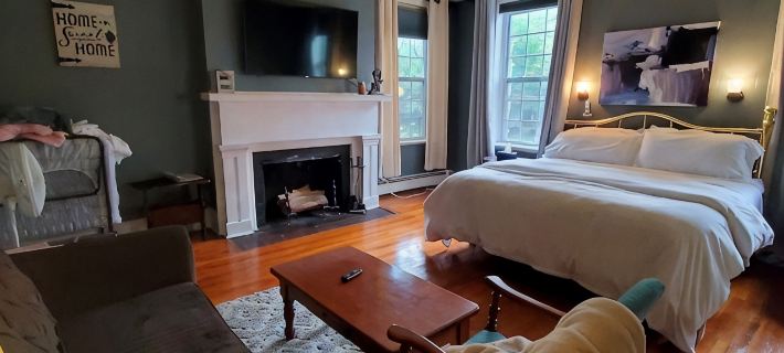 Located in the Historic downtown district, cozy studio, wifi. Hotels in Cayuga County