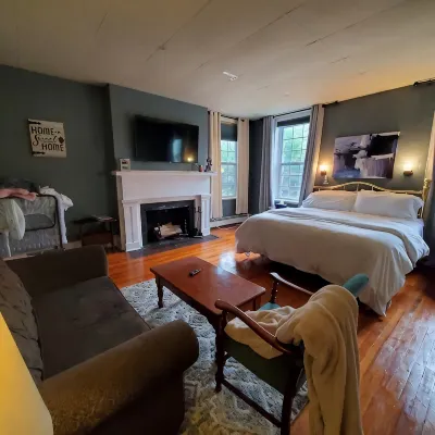Located in the Historic downtown district, cozy studio, wifi.