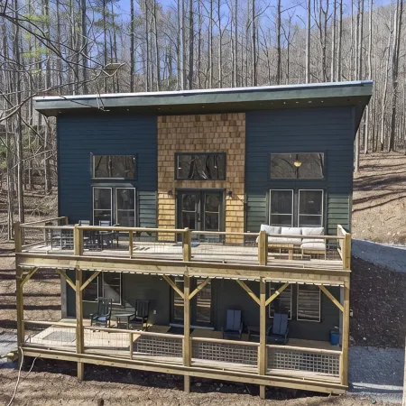 NEW Mountain Modern Hideaway! - Walk to Disc Golf