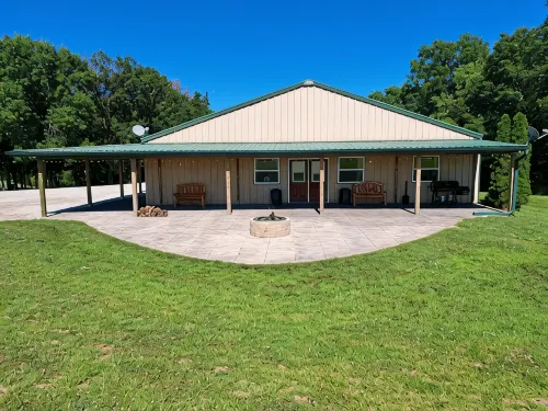 Lost Branch Lodge. Complete Exterior Remodel, Spring 2026! - Homestays