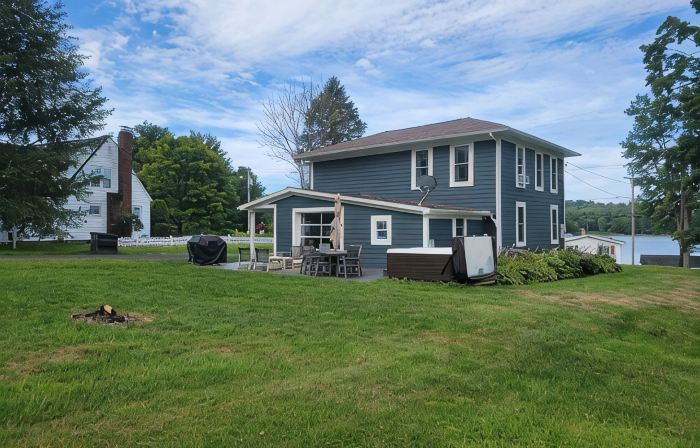 5 Minutes to Peek n Peak, on Site Private Hot Tub, Large Private Yard