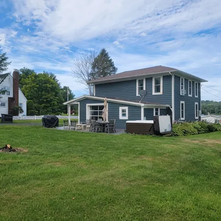 5 Minutes to Peek n Peak, on Site Private Hot Tub, Large Private Yard