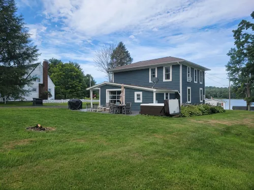 5 Minutes to Peek n Peak, on Site Private Hot Tub, Large Private Yard