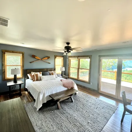 Lake cabin w/Mountain view, game room, & lake access, Sleeps 8, 3 King Bedrooms
