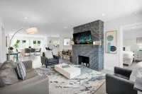 Heated pool, 2 miles from Beach! Updated home: BBQ, large backyard, comfy beds - Villas