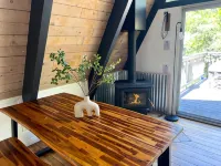 Cozy Cabin Retreat w/Hot Tub+Fire Pit+ AC+Games+EV+BBQ