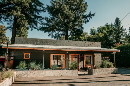Modern cottage centrally located with private access to the Rogue River! - 4-Sterne
