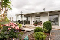 Fantail Cottage - 35mins to Raglan &15 mins to shopping centre.Farm outlook