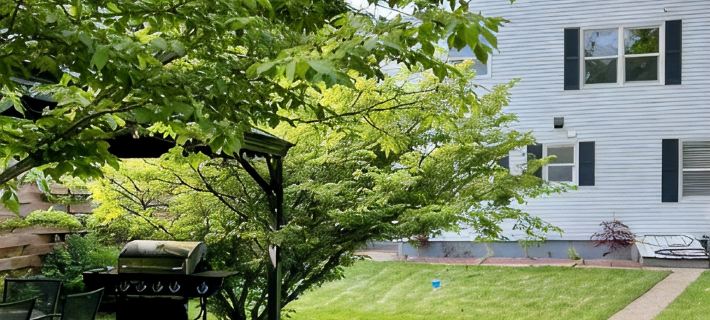 Downtown Sandpoint Home with Bikes, BBQ + Yard サンドポイントのホテル