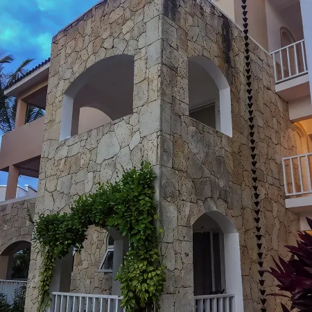 Cozy Apartment with 24/7 pool - 5-10 min walk to Beach, Clubs, activities!