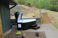 Cozy Cabin; no hurricane damage; we would love your support! - Feriehus