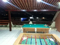 House with Ample Space for Accommodation, Leisure Area with Swimming Pool and Barbecue. - Homestays