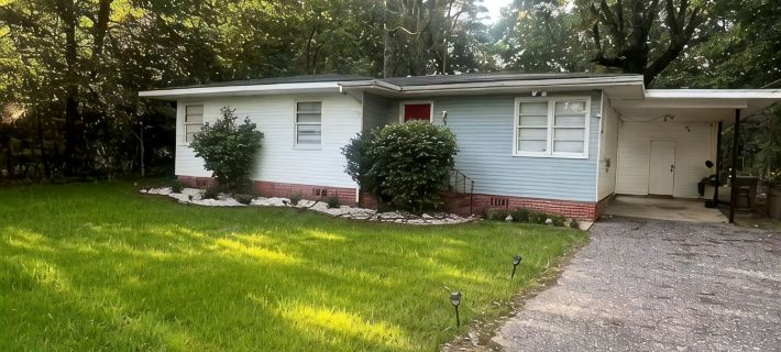 Charming 3-bedroom cottage with WiFi, AC nears parks and shopping Hotels in Mobile County