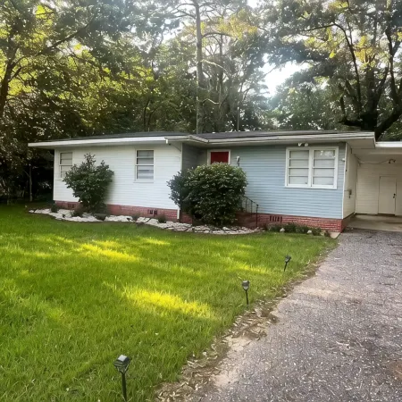 Charming 3-bedroom cottage with WiFi, AC nears parks and shopping