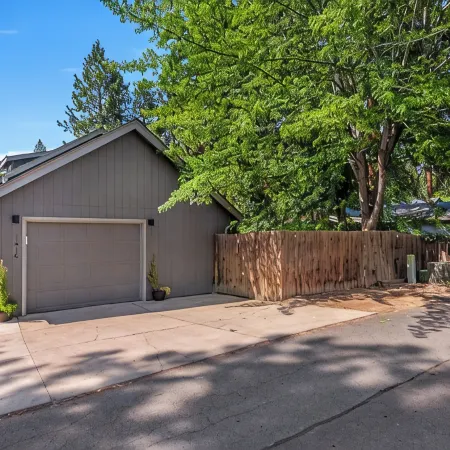 Bright, spacious Bend home. Perfect basecamp for Central Oregon adventures!