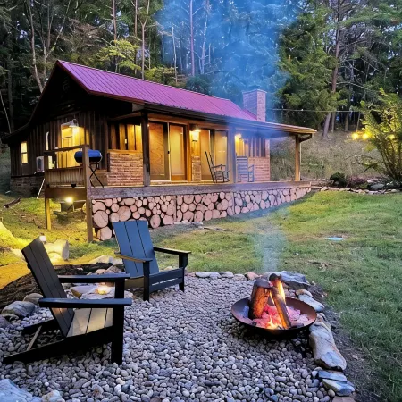 Secluded Lake Front Lodge In Cosby - Your Ultimate Hideaway