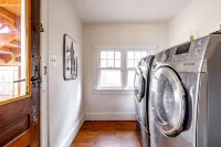 Top Rated - PRIME Location - Free Parking - CLEAN