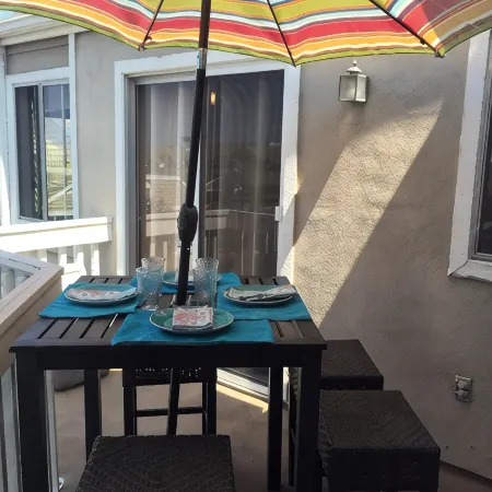 Breathtaking views & a minute stroll to monarch beach, restaurants,and shops.