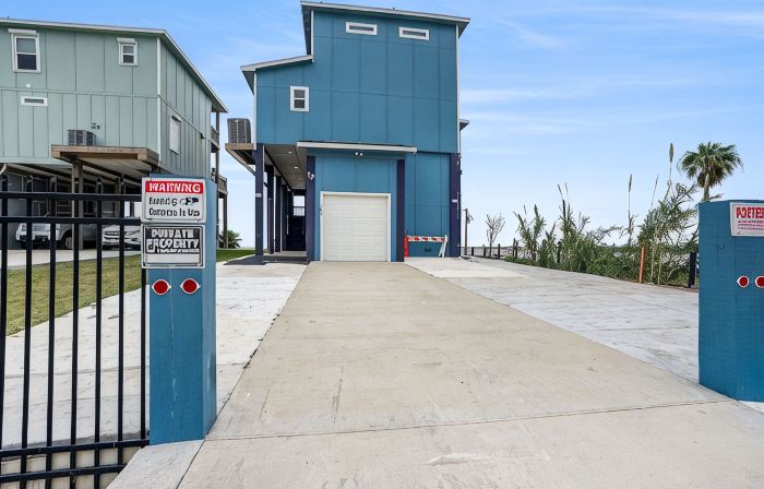 Amazing Waterfront Views of Kemah Boardwalk 3B3B