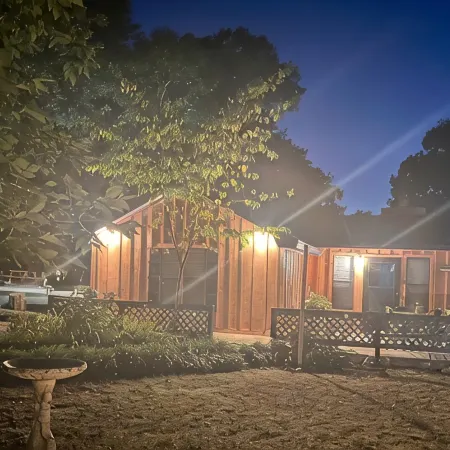 Charming cozy lake cabin, 300 yds from Lake Texoma beach, fishing, boat ramp!